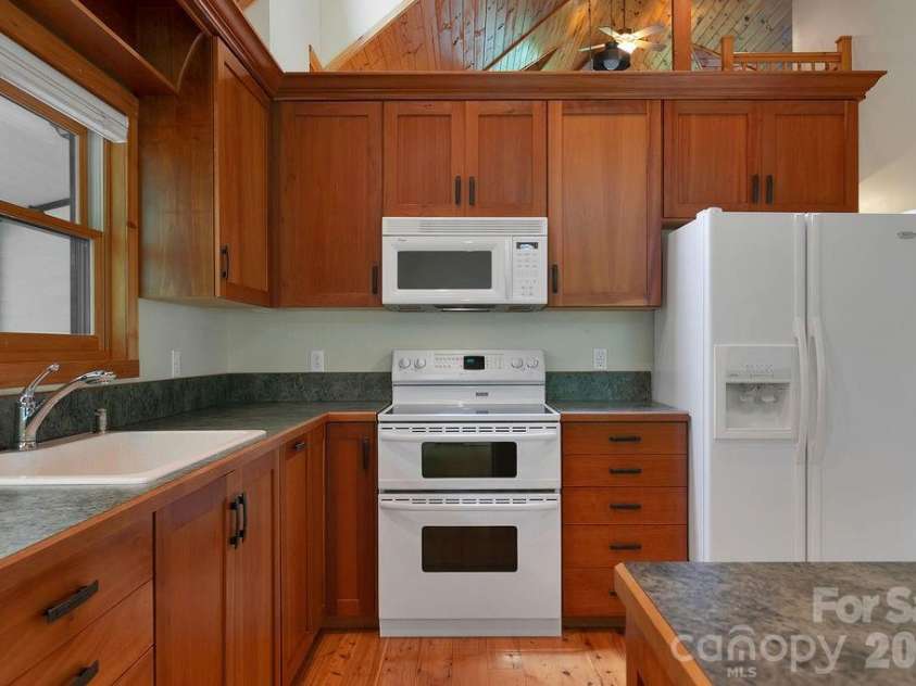40 Walnut Ridge Circle, Brevard, NC 28712.  MLS# CAR4363640, YatesRealty ID 10427. 