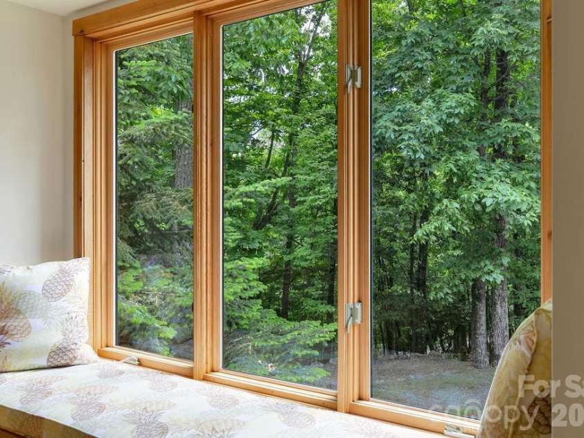 40 Walnut Ridge Circle, Brevard, NC 28712.  MLS# CAR4363640, YatesRealty ID 10427. 