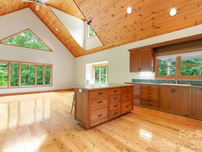 40 Walnut Ridge Circle, Brevard, NC 28712.  MLS# CAR4363640, YatesRealty ID 10427. 