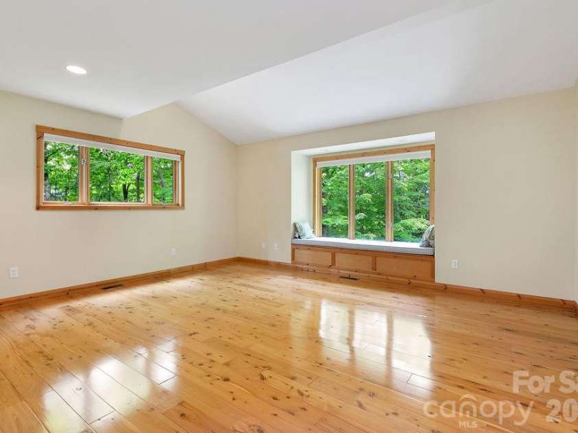 40 Walnut Ridge Circle, Brevard, NC 28712.  MLS# CAR4363640, YatesRealty ID 10427. 