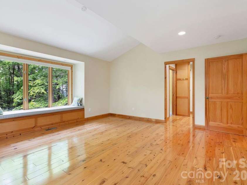 40 Walnut Ridge Circle, Brevard, NC 28712.  MLS# CAR4363640, YatesRealty ID 10427. 