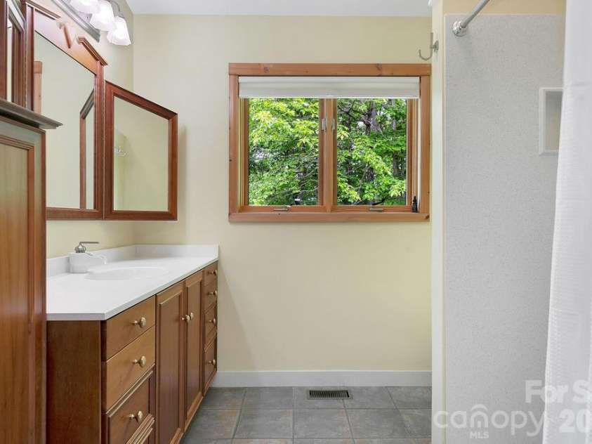 40 Walnut Ridge Circle, Brevard, NC 28712.  MLS# CAR4363640, YatesRealty ID 10427. 