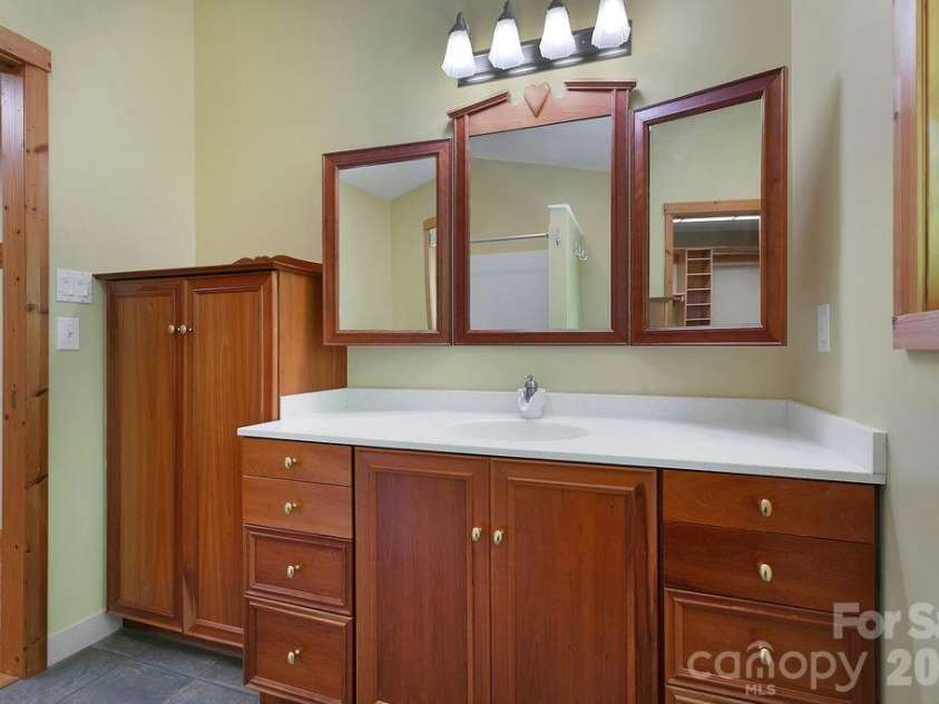 40 Walnut Ridge Circle, Brevard, NC 28712.  MLS# CAR4363640, YatesRealty ID 10427. 