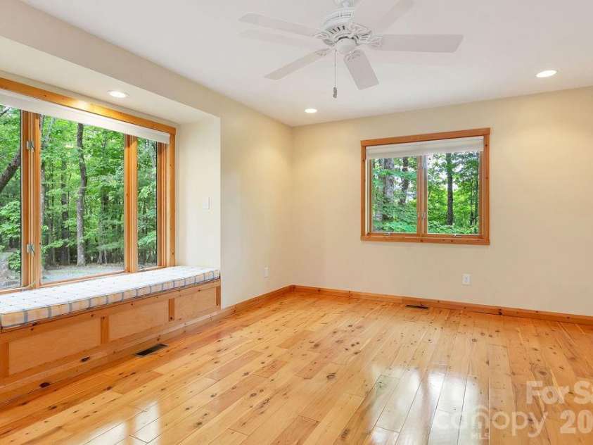 40 Walnut Ridge Circle, Brevard, NC 28712.  MLS# CAR4363640, YatesRealty ID 10427. 