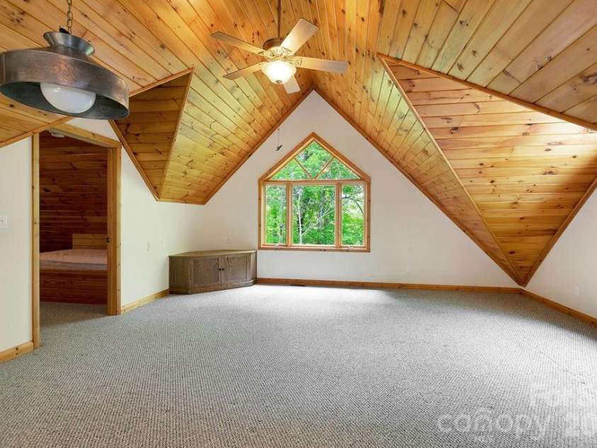 40 Walnut Ridge Circle, Brevard, NC 28712.  MLS# CAR4363640, YatesRealty ID 10427. 