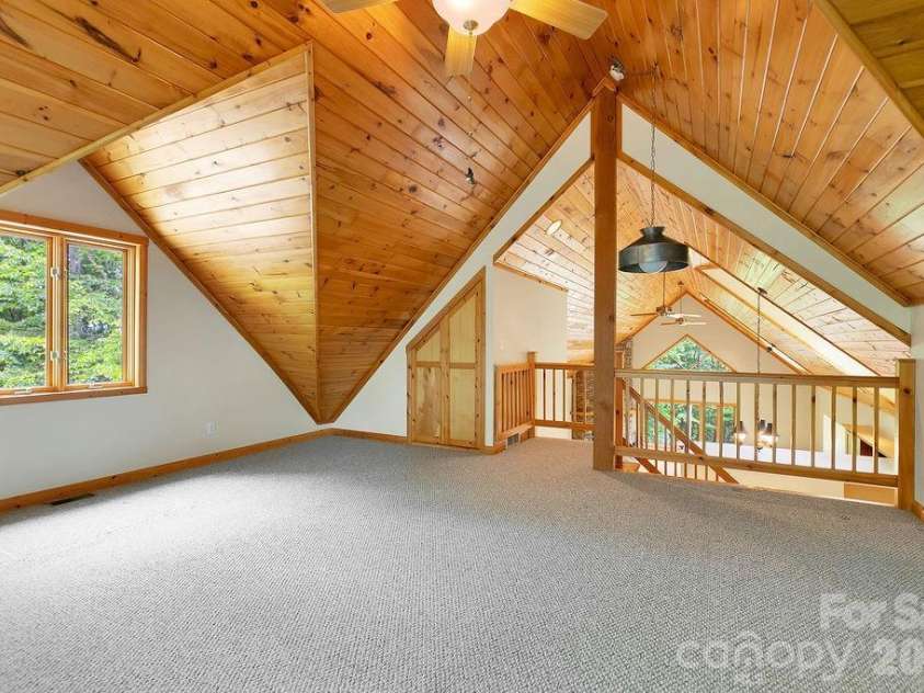 40 Walnut Ridge Circle, Brevard, NC 28712.  MLS# CAR4363640, YatesRealty ID 10427. 