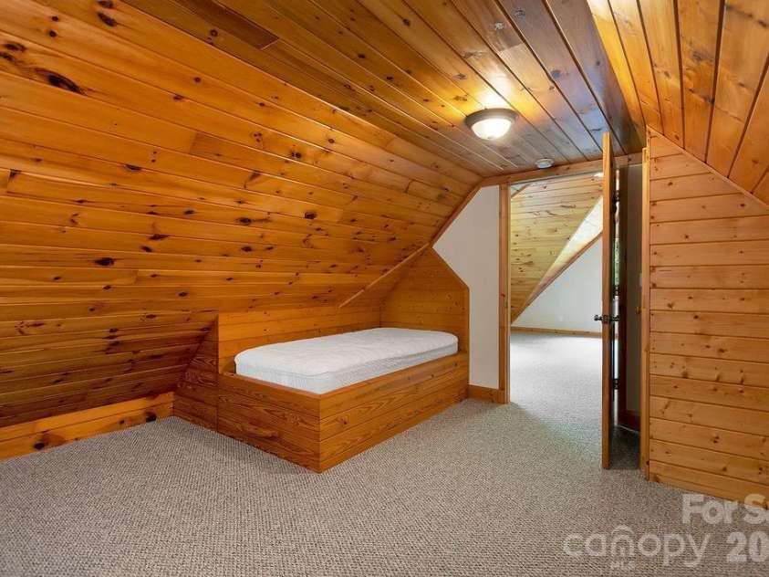 40 Walnut Ridge Circle, Brevard, NC 28712.  MLS# CAR4363640, YatesRealty ID 10427. 
