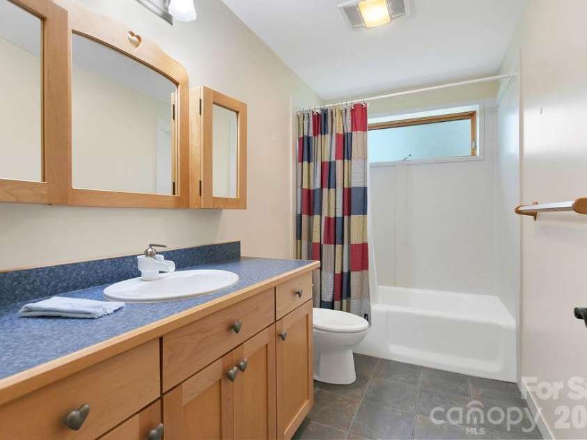 40 Walnut Ridge Circle, Brevard, NC 28712.  MLS# CAR4363640, YatesRealty ID 10427. 
