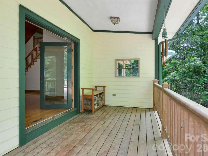 40 Walnut Ridge Circle, Brevard, NC 28712.  MLS# CAR4363640, YatesRealty ID 10427. 