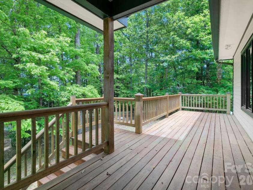 40 Walnut Ridge Circle, Brevard, NC 28712.  MLS# CAR4363640, YatesRealty ID 10427. 