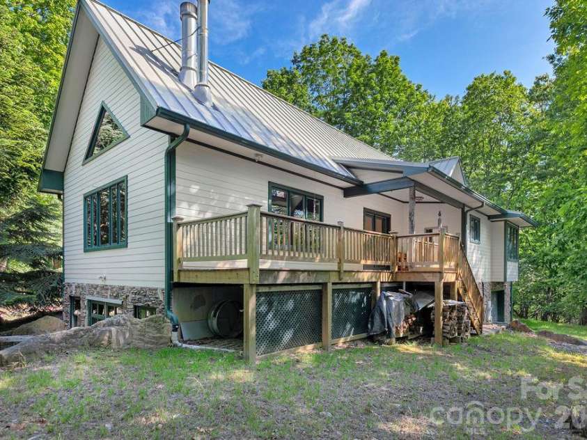 40 Walnut Ridge Circle, Brevard, NC 28712.  MLS# CAR4363640, YatesRealty ID 10427. 