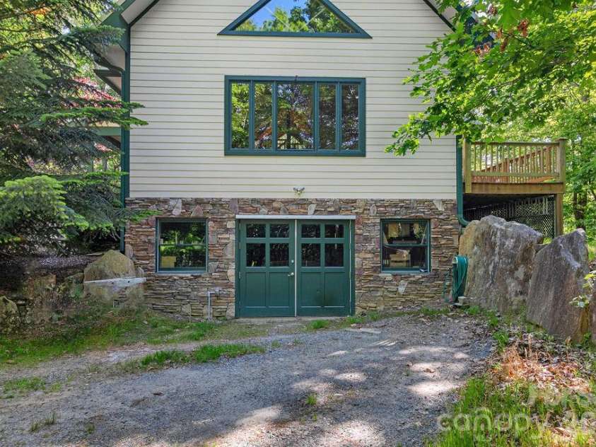 40 Walnut Ridge Circle, Brevard, NC 28712.  MLS# CAR4363640, YatesRealty ID 10427. 