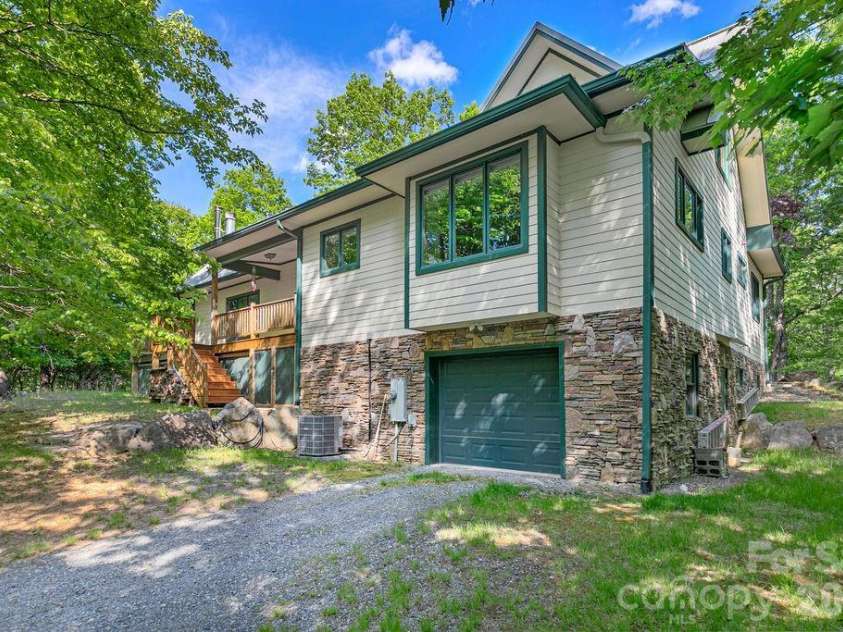 40 Walnut Ridge Circle, Brevard, NC 28712.  MLS# CAR4363640, YatesRealty ID 10427. 