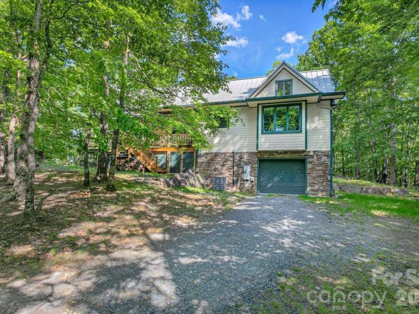 40 Walnut Ridge Circle, Brevard, NC 28712.  MLS# CAR4363640, YatesRealty ID 10427. 