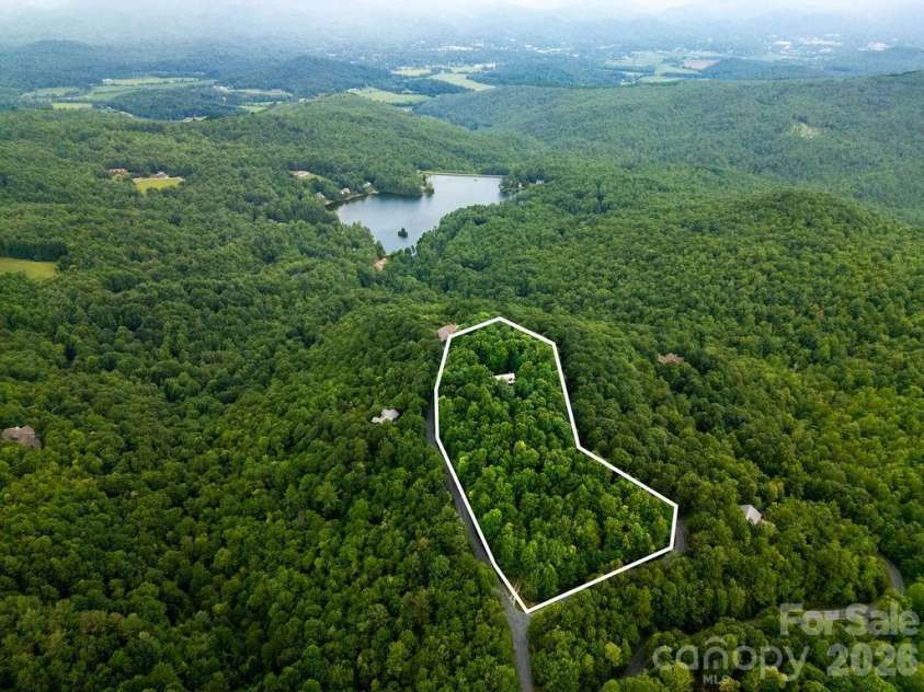 40 Walnut Ridge Circle, Brevard, NC 28712.  MLS# CAR4363640, YatesRealty ID 10427. 