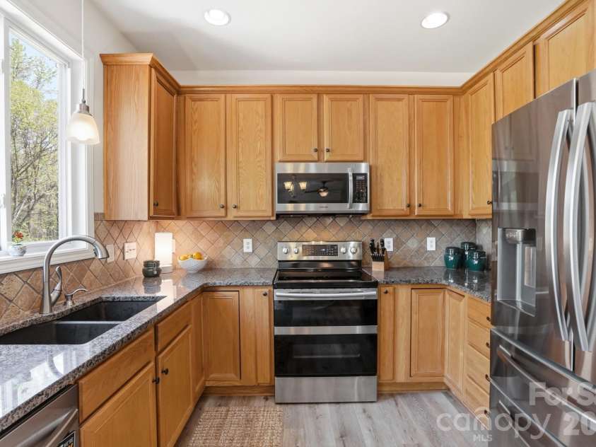 10056 Paisley Drive, Charlotte, NC 28269.  MLS# CAR4364202, YatesRealty ID 10429. Additional view of the kitchen.
