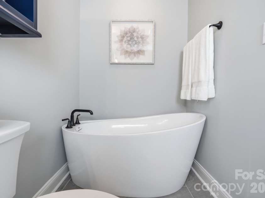 10056 Paisley Drive, Charlotte, NC 28269.  MLS# CAR4364202, YatesRealty ID 10429. Soaking tub