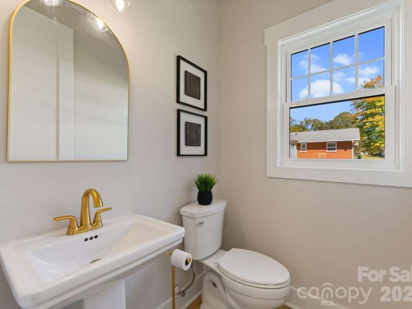 426 Richards Lane, Mooresville, NC 28115.  MLS# CAR4367862, YatesRealty ID 10432. Half Bathroom