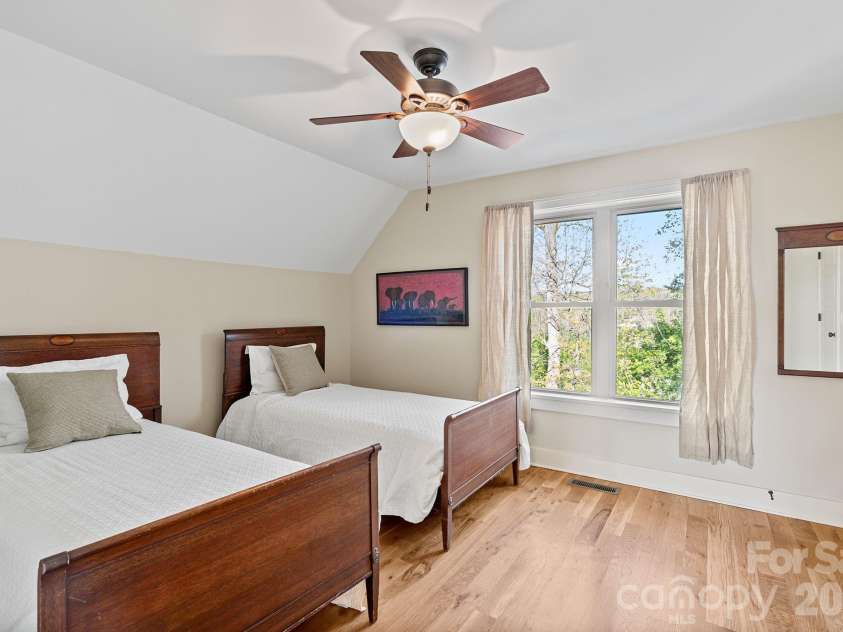 429 Pearson Drive, Asheville, NC 28801.  MLS# CAR4364411, YatesRealty ID 10433. 