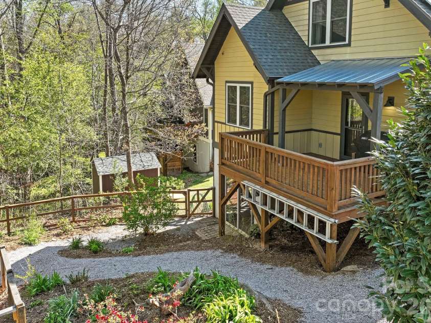 429 Pearson Drive, Asheville, NC 28801.  MLS# CAR4364411, YatesRealty ID 10433. 
