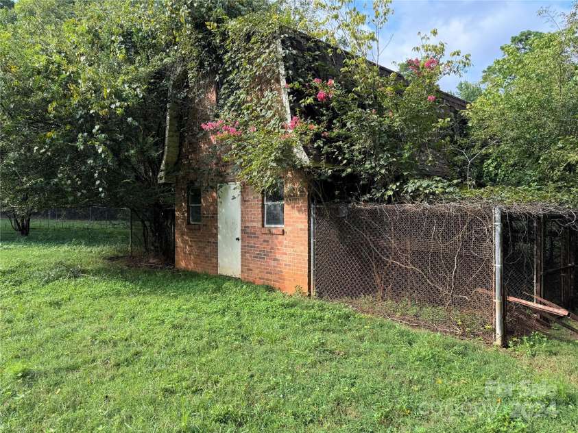 4539 New Hope Road, Gastonia, NC 28056.  MLS# CAR4173520, YatesRealty ID 10433. 