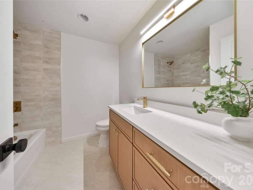 4626 Annerly Court, Charlotte, NC 28226.  MLS# CAR4341426, YatesRealty ID 10438. Full bathroom upstairs 