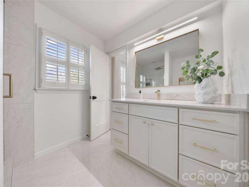 4626 Annerly Court, Charlotte, NC 28226.  MLS# CAR4341426, YatesRealty ID 10438. Primary bathroom