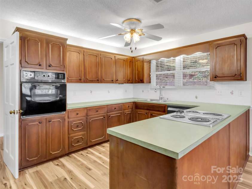 930 Scenic Circle, Waynesville, NC 28786.  MLS# CAR4314284, YatesRealty ID 1044. 