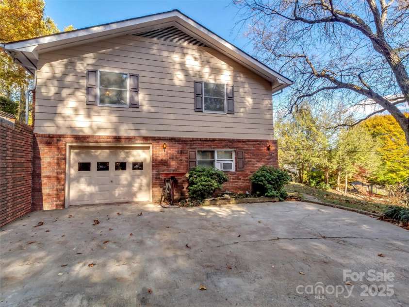 930 Scenic Circle, Waynesville, NC 28786.  MLS# CAR4314284, YatesRealty ID 1044. 