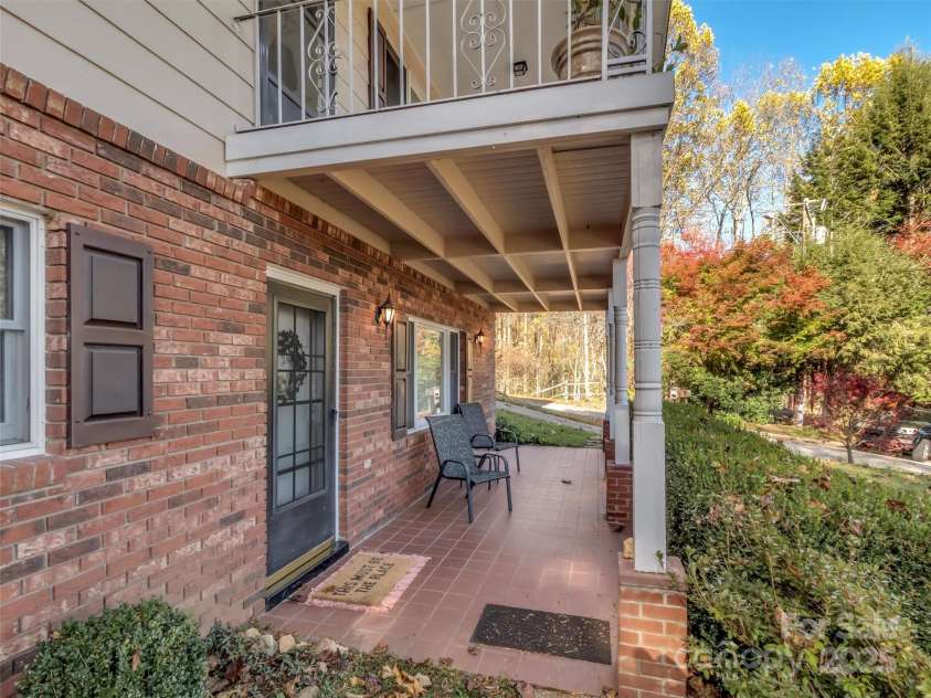 930 Scenic Circle, Waynesville, NC 28786.  MLS# CAR4314284, YatesRealty ID 1044. 