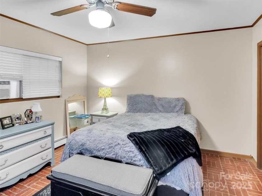 930 Scenic Circle, Waynesville, NC 28786.  MLS# CAR4314284, YatesRealty ID 1044. 