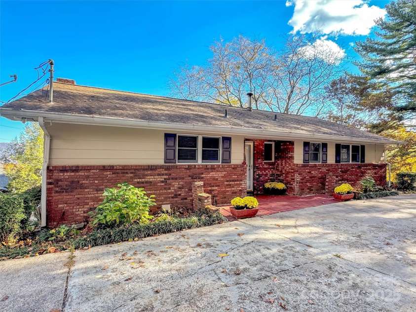 930 Scenic Circle, Waynesville, NC 28786.  MLS# CAR4314284, YatesRealty ID 1044. 