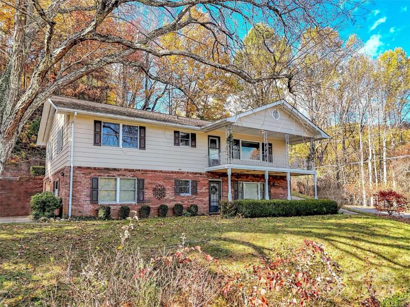 930 Scenic Circle, Waynesville, NC 28786.  MLS# CAR4314284, YatesRealty ID 1044. 