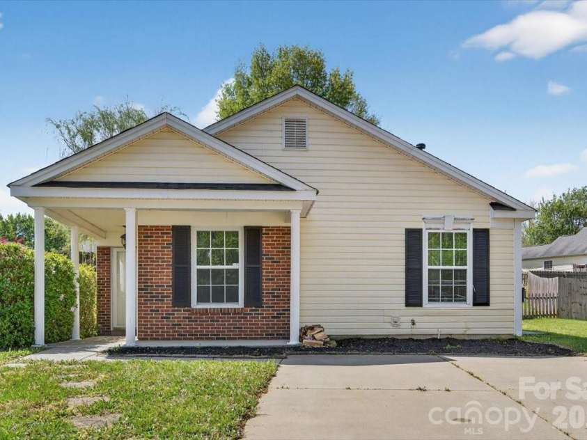 1129 Southern Chase Court, Concord, NC 28025.  MLS# CAR4366263, YatesRealty ID 10440. 