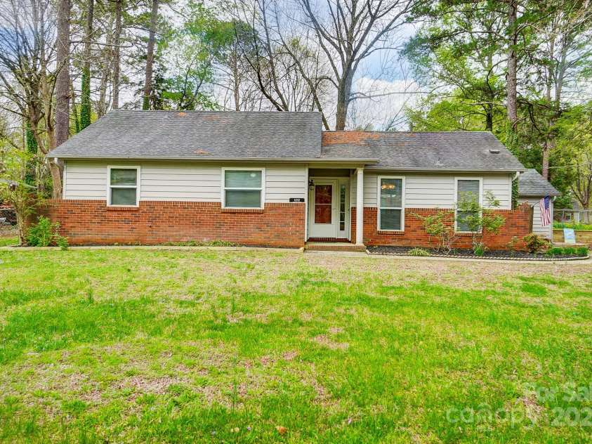 1212 Robinhood Circle, Charlotte, NC 28227.  MLS# CAR4242145, YatesRealty ID 10440. 