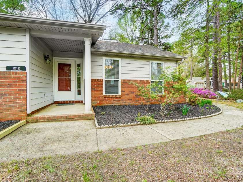 1212 Robinhood Circle, Charlotte, NC 28227.  MLS# CAR4242145, YatesRealty ID 10440. 
