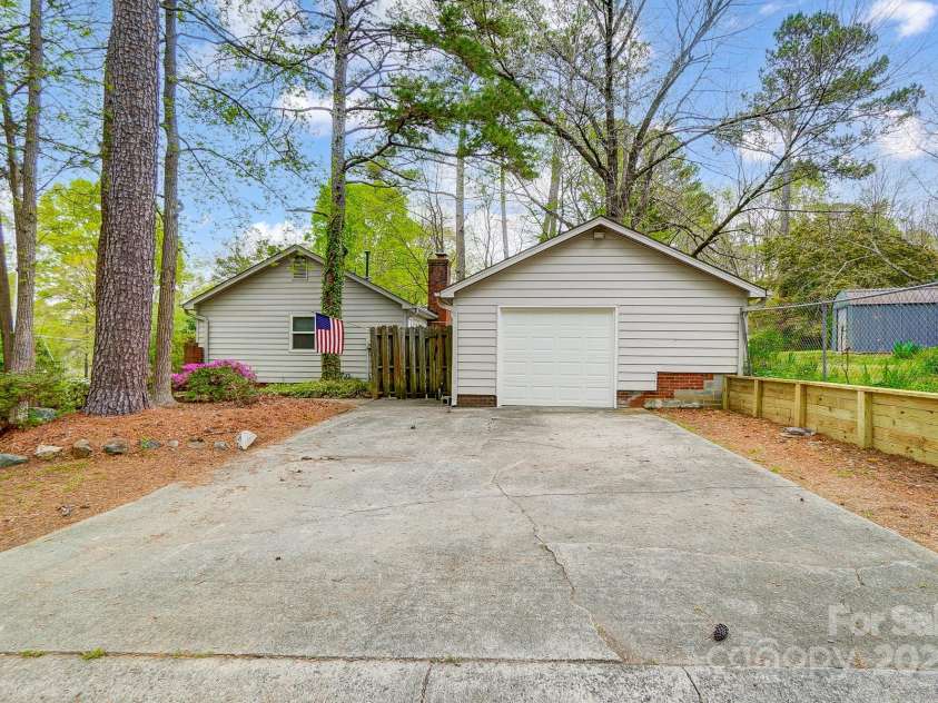 1212 Robinhood Circle, Charlotte, NC 28227.  MLS# CAR4242145, YatesRealty ID 10440. 
