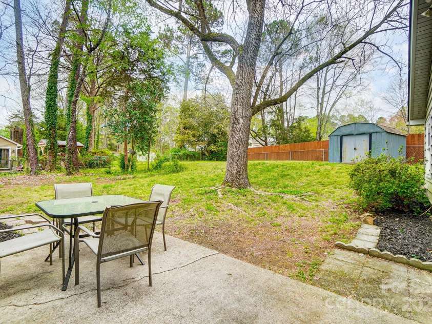 1212 Robinhood Circle, Charlotte, NC 28227.  MLS# CAR4242145, YatesRealty ID 10440. 