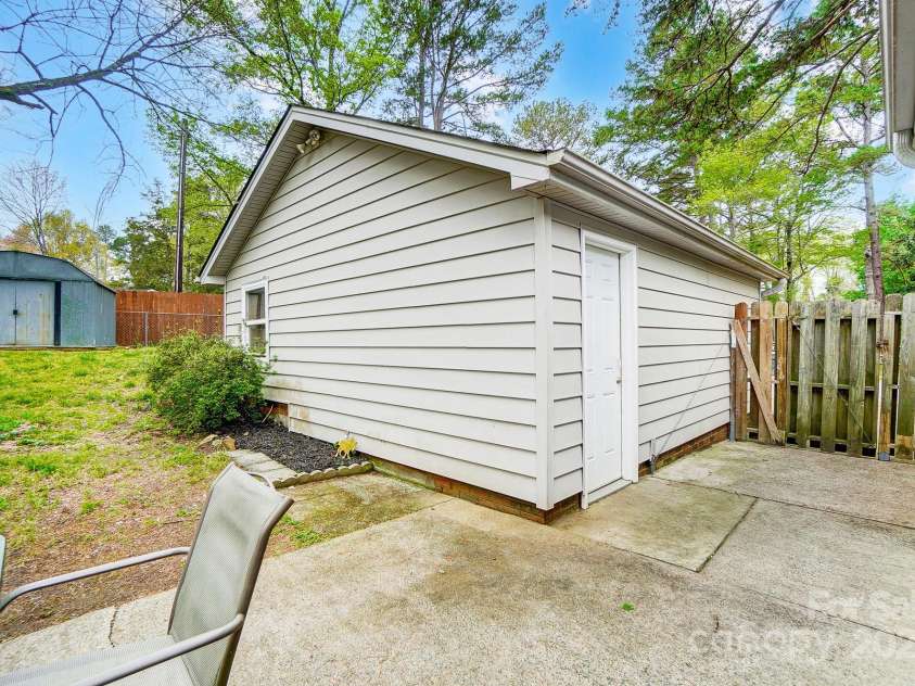 1212 Robinhood Circle, Charlotte, NC 28227.  MLS# CAR4242145, YatesRealty ID 10440. 