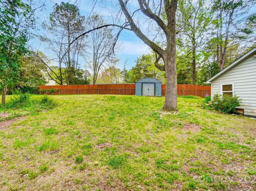 1212 Robinhood Circle, Charlotte, NC 28227.  MLS# CAR4242145, YatesRealty ID 10440. 