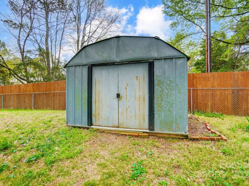 1212 Robinhood Circle, Charlotte, NC 28227.  MLS# CAR4242145, YatesRealty ID 10440. 