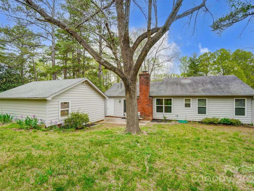 1212 Robinhood Circle, Charlotte, NC 28227.  MLS# CAR4242145, YatesRealty ID 10440. 