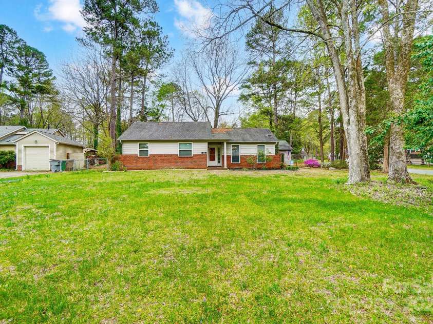 1212 Robinhood Circle, Charlotte, NC 28227.  MLS# CAR4242145, YatesRealty ID 10440. 