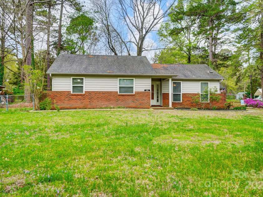 1212 Robinhood Circle, Charlotte, NC 28227.  MLS# CAR4242145, YatesRealty ID 10440. 