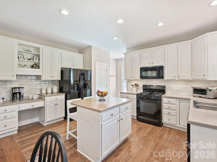 15485 Donnington Drive, Charlotte, NC 28277.  MLS# CAR4365294, YatesRealty ID 10441. Kitchen