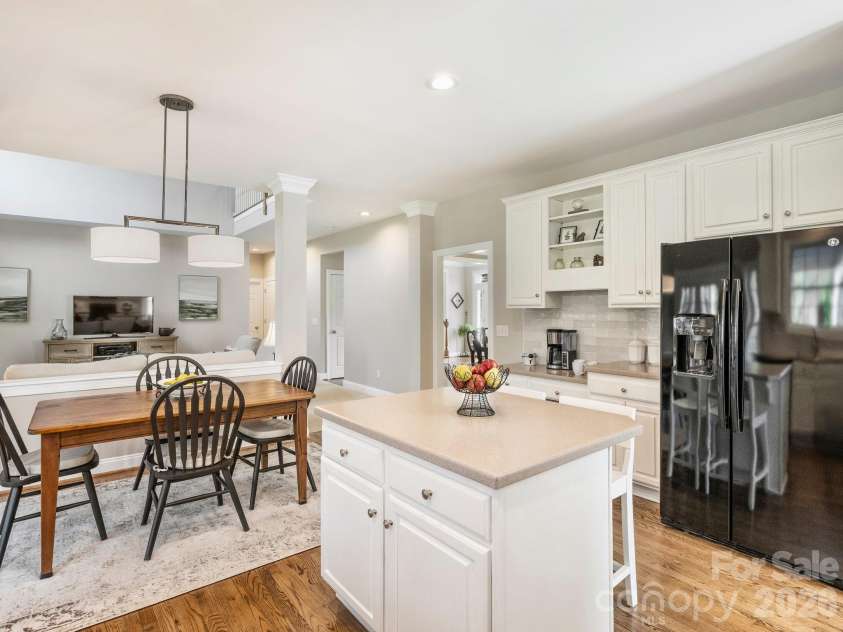 15485 Donnington Drive, Charlotte, NC 28277.  MLS# CAR4365294, YatesRealty ID 10441. Kitchen