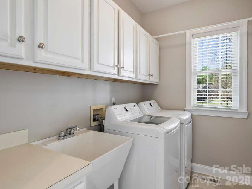 15485 Donnington Drive, Charlotte, NC 28277.  MLS# CAR4365294, YatesRealty ID 10441. Laundry Room with Sink