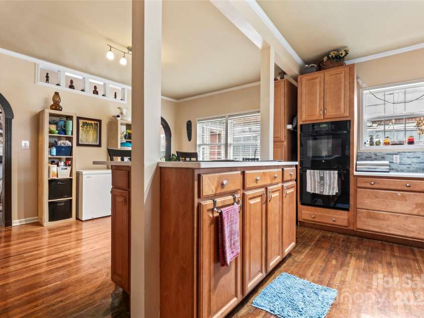204 Sylvania Avenue, Charlotte, NC 28206.  MLS# CAR4223459, YatesRealty ID 10441. 