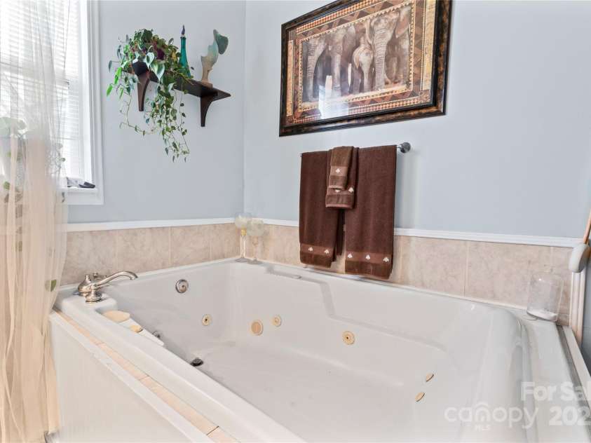 204 Sylvania Avenue, Charlotte, NC 28206.  MLS# CAR4223459, YatesRealty ID 10441. 