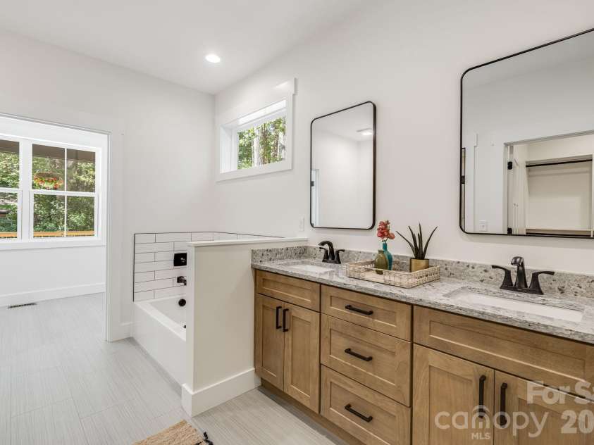 133 Appalachian Way, Asheville, NC 28806.  MLS# CAR4325107, YatesRealty ID 10443. 